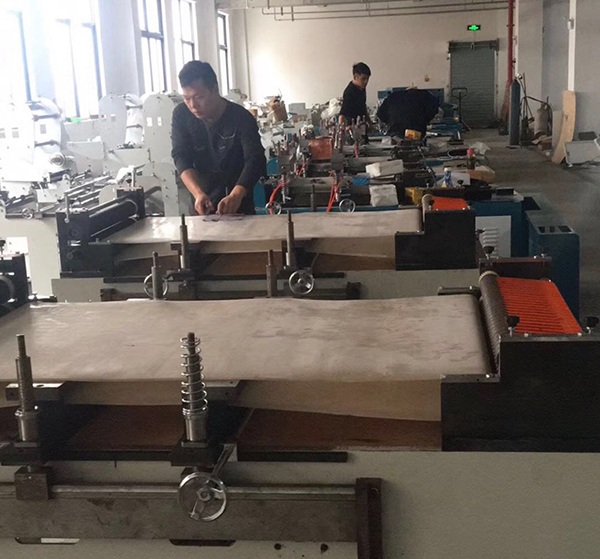 制袋機(jī)車間